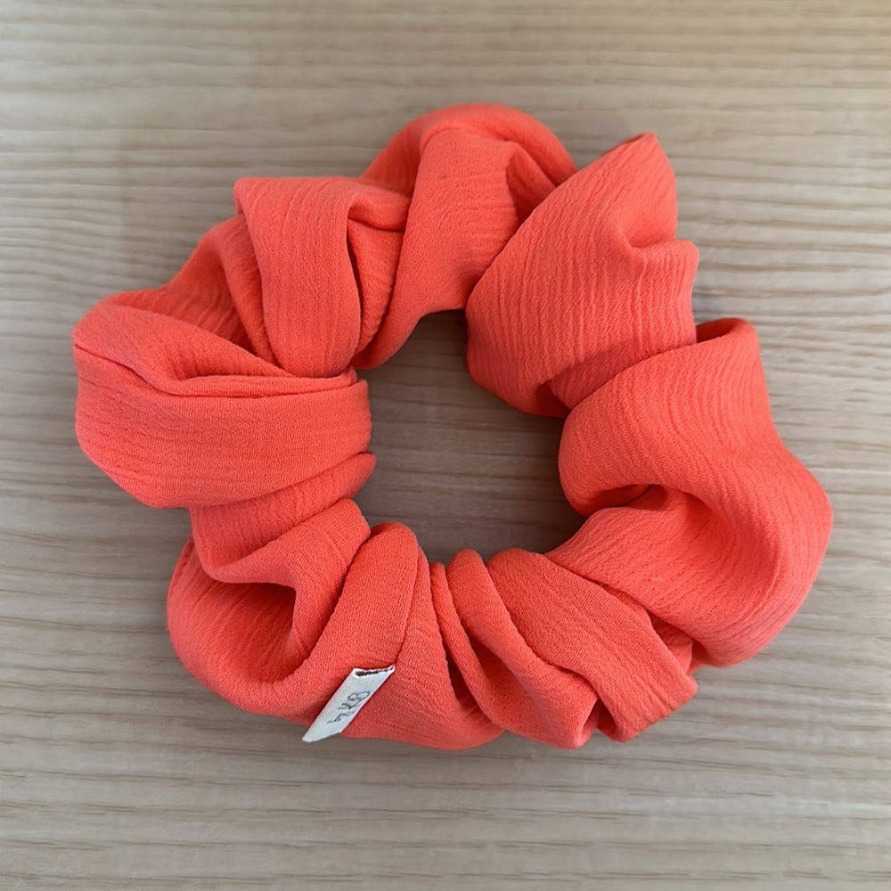 Dew Edit Scrunchie "Leave Me Peachless"